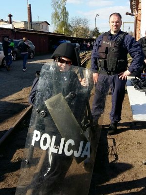 Policjanci wspierają chorego na nowotwór złośliwy kolegę