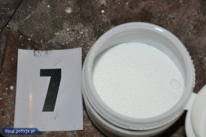 Policjanci CBŚP zlikwidowali pod Działdowem laboratorium amfetaminy, a w Markach zabezpieczyli 10 litrów płynnej w butelkach z herbatą