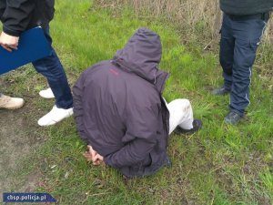 Policjanci CBŚP zlikwidowali pod Działdowem laboratorium amfetaminy, a w Markach zabezpieczyli 10 litrów płynnej w butelkach z herbatą