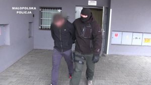zatrzymany prowadzony przez policjanta
