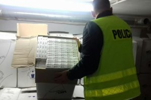 policjant i zabezpieczona kontrabanda