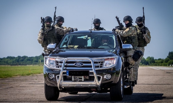 antyterroryści w trakcie ćwiczeń