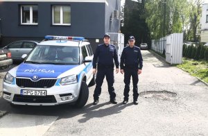 Dwaj policjanci z Komisariatu Policji w Tuchowie którzy uratowali życie niedoszłej samobójczyni