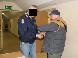 Policjant wykonujący czynności z zatrzymanym