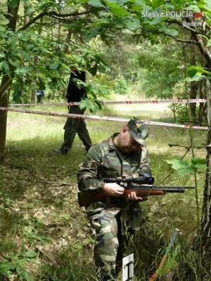 asp. szt. Arkadiusz Ćwięk podczas zawodów strzeleckich