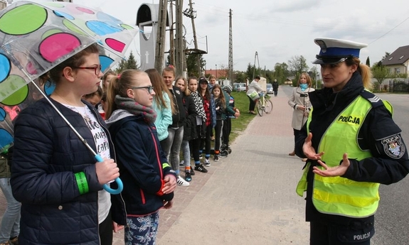 policjantka podczas działań z dziećmi