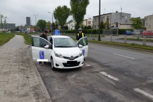 Policjant kontrolujący samochód nauki jazdy