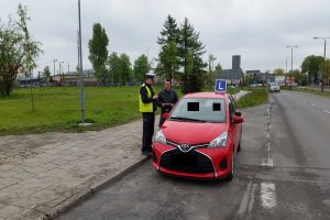 Policjant kontrolujący samochód nauki jazdy