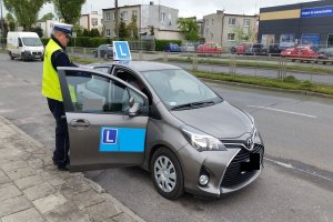 Policjant kontrolujący samochód nauki jazdy