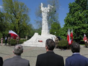 Złożenie wieńców przed Pomnikiem Bitwy o Monte Cassino.