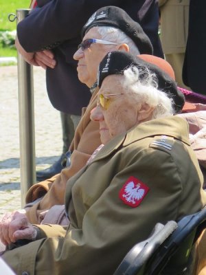 Złożenie wieńców przed Pomnikiem Bitwy o Monte Cassino.