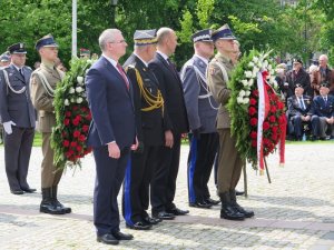 Złożenie wieńców przed Pomnikiem Bitwy o Monte Cassino.
