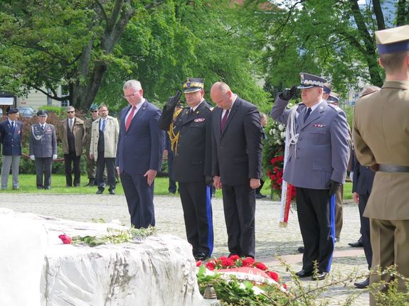 Złożenie wieńców przed Pomnikiem Bitwy o Monte Cassino.