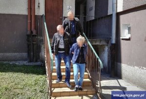Policjanci wykonują czynności z zatrzymaną kobietą