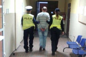 zatrzymany sprawca kradzieży prowadzony przez policjantów