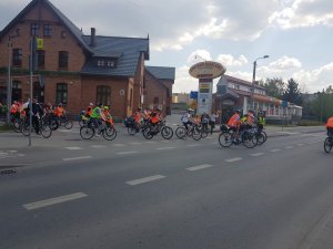 Jechali rowerami dla Kingi