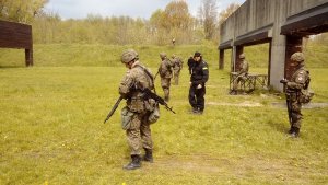 Policjanci szkolą żołnierzy 16 Batalionu Powietrznodesantowego w Krakowie