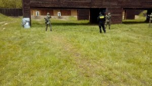 Policjanci szkolą żołnierzy 16 Batalionu Powietrznodesantowego w Krakowie