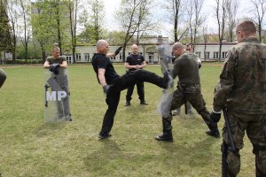 Policjanci szkolą żołnierzy 16 Batalionu Powietrznodesantowego w Krakowie