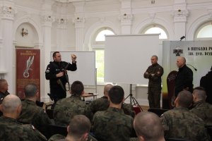 Policjanci szkolą żołnierzy 16 Batalionu Powietrznodesantowego w Krakowie