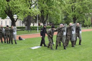 Policjanci szkolą żołnierzy 16 Batalionu Powietrznodesantowego w Krakowie