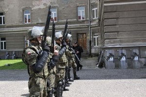 Policjanci szkolą żołnierzy 16 Batalionu Powietrznodesantowego w Krakowie