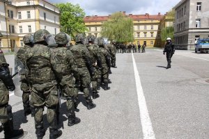 Policjanci szkolą żołnierzy 16 Batalionu Powietrznodesantowego w Krakowie