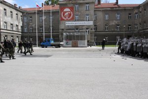 Policjanci szkolą żołnierzy 16 Batalionu Powietrznodesantowego w Krakowie