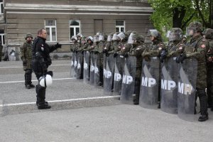 Policjanci szkolą żołnierzy 16 Batalionu Powietrznodesantowego w Krakowie