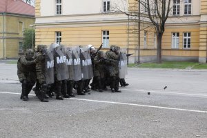 Policjanci szkolą żołnierzy 16 Batalionu Powietrznodesantowego w Krakowie