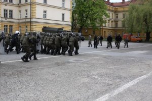 Policjanci szkolą żołnierzy 16 Batalionu Powietrznodesantowego w Krakowie
