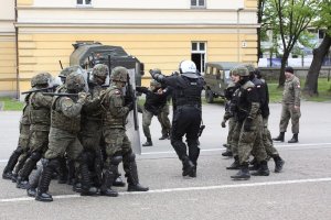Policjanci szkolą żołnierzy 16 Batalionu Powietrznodesantowego w Krakowie