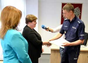 podziękowania dla pani kasjerki oraz dyrektor jednego z białostockich oddziałów bankowych za udaremnienie oszustwa metodą na „policjanta”