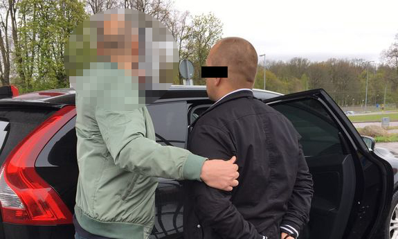 zatrzymany prowadzony przez policjanta