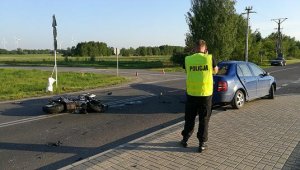 policjant wykonujący czynności na miejscu zdarzenia z udziałem motocyklisty i samochodu