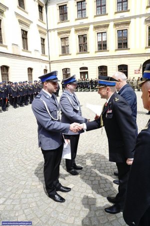 Nagrodzeni legniccy funkcjonariusze sierż. szt. Mateusz Sobczyk oraz st. sierż. Remigiusz Kowalczyk