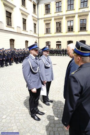 Nagrodzeni legniccy funkcjonariusze sierż. szt. Mateusz Sobczyk oraz st. sierż. Remigiusz Kowalczyk