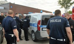 Policjanci ratowali życie tonącej kobiety pływając w nurce rzeki