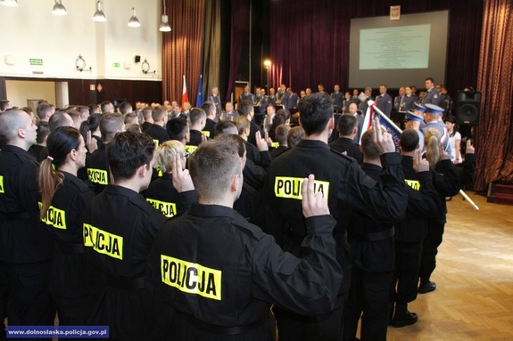 Ślubowanie nowo przyjętych policjantów