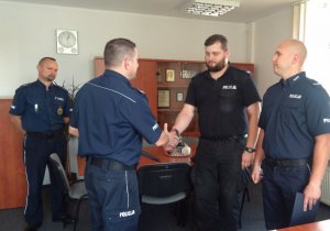 wyróżnieni i nagrodzeni przez Komendanta Wojewódzkiego Policji w Bydgoszczy za uratowanie życia policjanci
