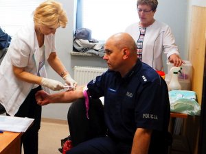 Policjanci ratują życie