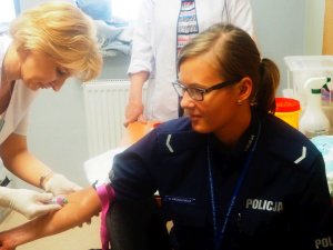 Policjanci ratują życie