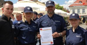 Tarnogórscy policjanci podczas akcji charytatywnej dla chorej na autyzm i padaczkę Martynki Kukla