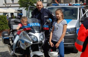 Tarnogórscy policjanci podczas akcji charytatywnej dla chorej na autyzm i padaczkę Martynki Kukla