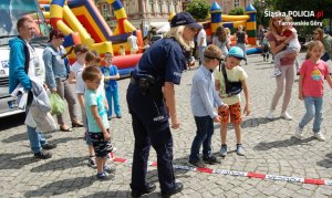 Tarnogórscy policjanci podczas akcji charytatywnej dla chorej na autyzm i padaczkę Martynki Kukla