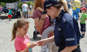 Tarnogórscy policjanci podczas akcji charytatywnej dla chorej na autyzm i padaczkę Martynki Kukla