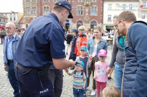 Tarnogórscy policjanci podczas akcji charytatywnej dla chorej na autyzm i padaczkę Martynki Kukla