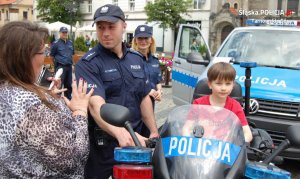 Tarnogórscy policjanci podczas akcji charytatywnej dla chorej na autyzm i padaczkę Martynki Kukla
