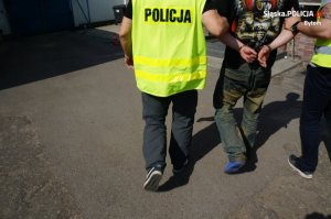 policjanci prowadzą zatrzymanych