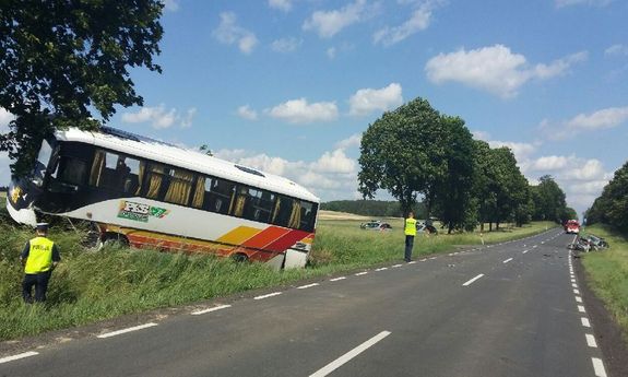 miejsce wypadku autokaru z dziećmi i samochodu